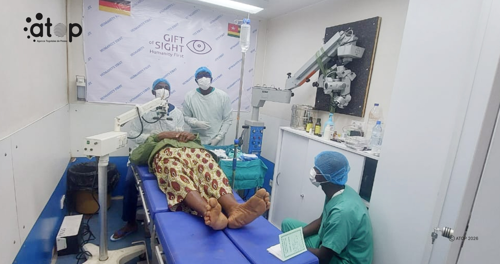 12 Dr Prempe yao et ses collaborateurs operent une malade a CMS de Barkoissi