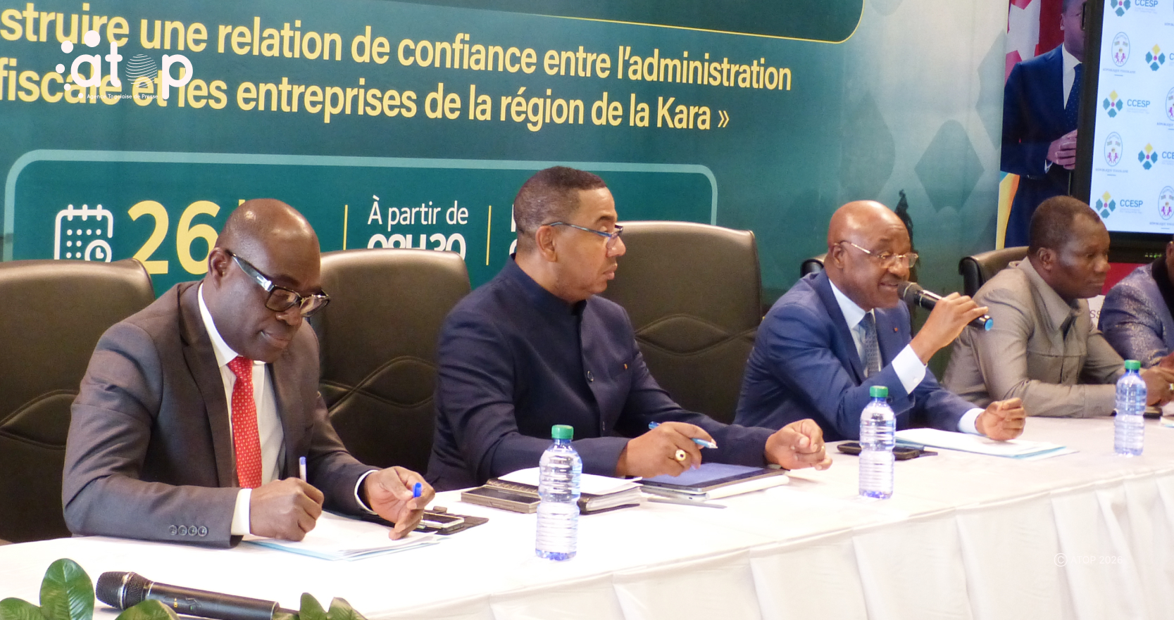 15 Le ministre a la table dhonneur repondant aux preoccupations des operateurs economiques