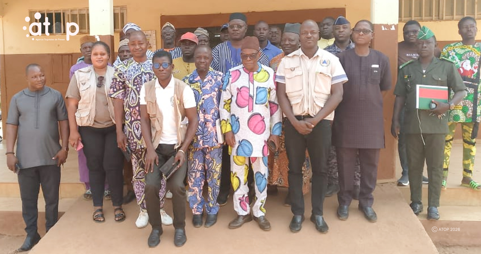 15 Les acteurs concernes ont pose avec les officiels