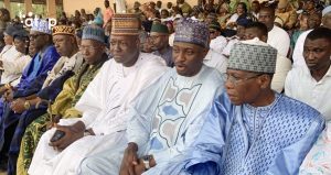 Sous le regard du ministre Fofana (2ème de la droite) et d'autres cadres de Tchaoudjo