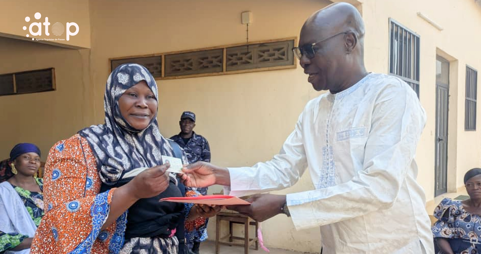 21 Une beneficiaire heureuse de recevoir sa carte des mains du prefet Tchimbiandja