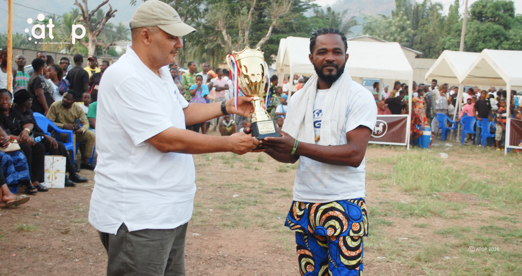 Kloto /4e édition de Danse Bobobo : Le groupe Aménuvévé de Tové Ahoundjo remporte la compétition 1 29 Le president du groupe laureat recoit le trophee de vainqueur