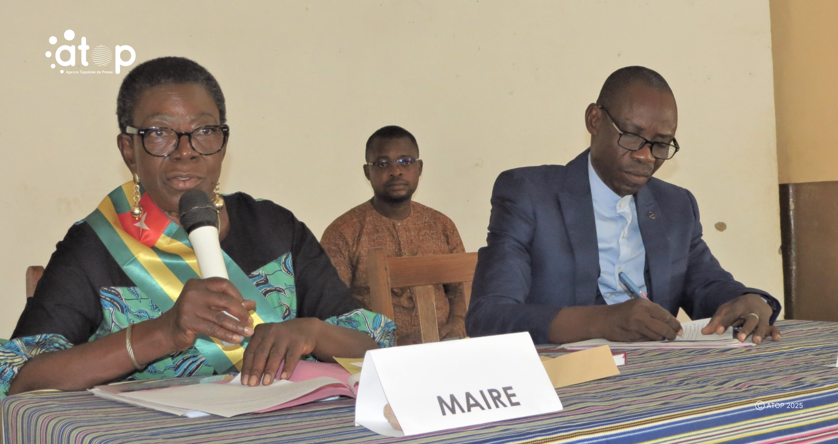 29 Mme le maire Agbandao Kounon a gauche lors de son discours douverture de la session
