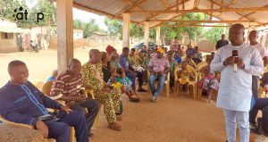 Yoto : MEVO donne la joie aux enfants orphelins de Tokpli 2 31 Le maire Degbe sadressant a lassistance