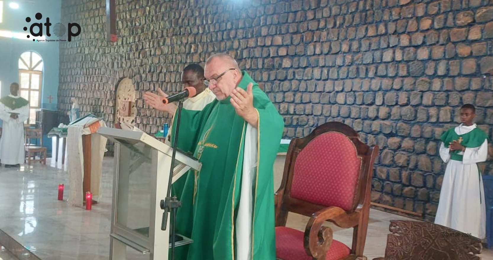 35 Le Pere Robert Jurzysta lors de la celebration