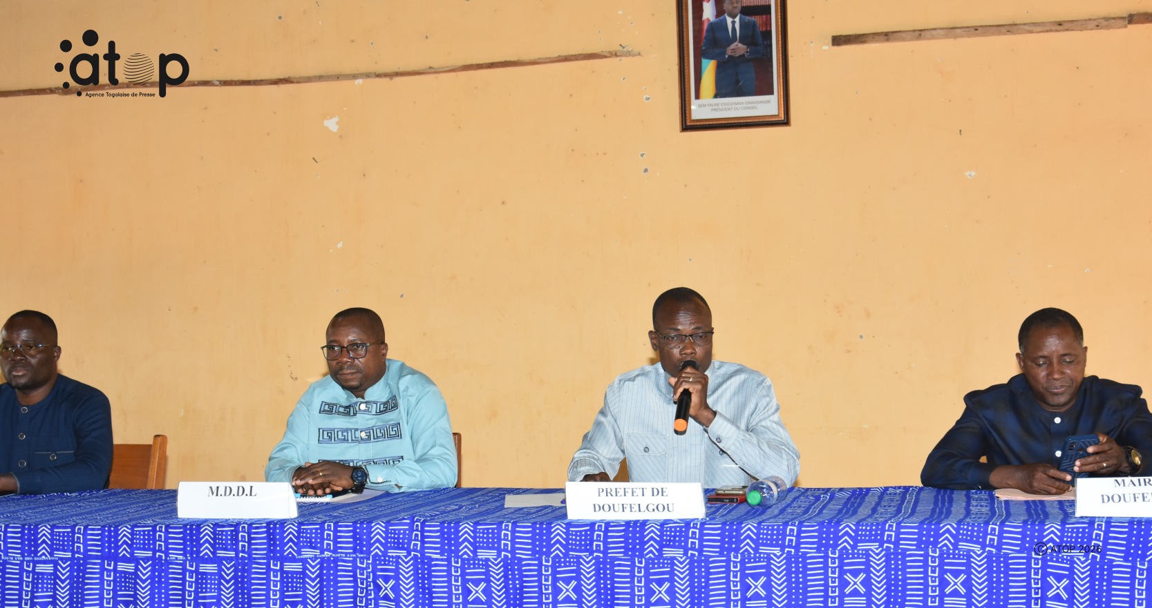 Développement local : La commune Doufelgou 1 dispose désormais d’un PDC 1 4 Table dhonneur M. Soletoke micro en main placant son mot