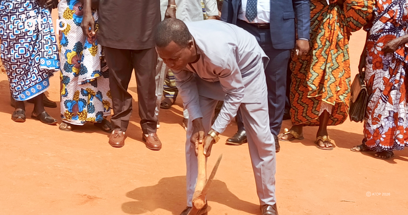 5 Gouyo Ekouevi donne les premiers coups de pioche