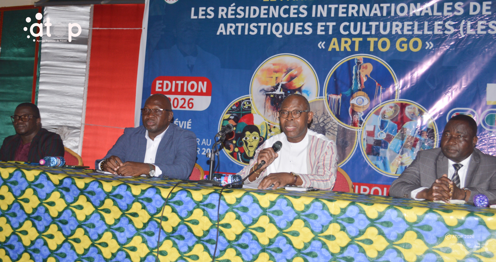 9 Le ministre de la Culture micro ouvrant les