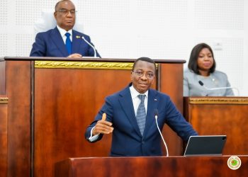 Le ministre Adedje expliquant les causes de la penurie deau site 1