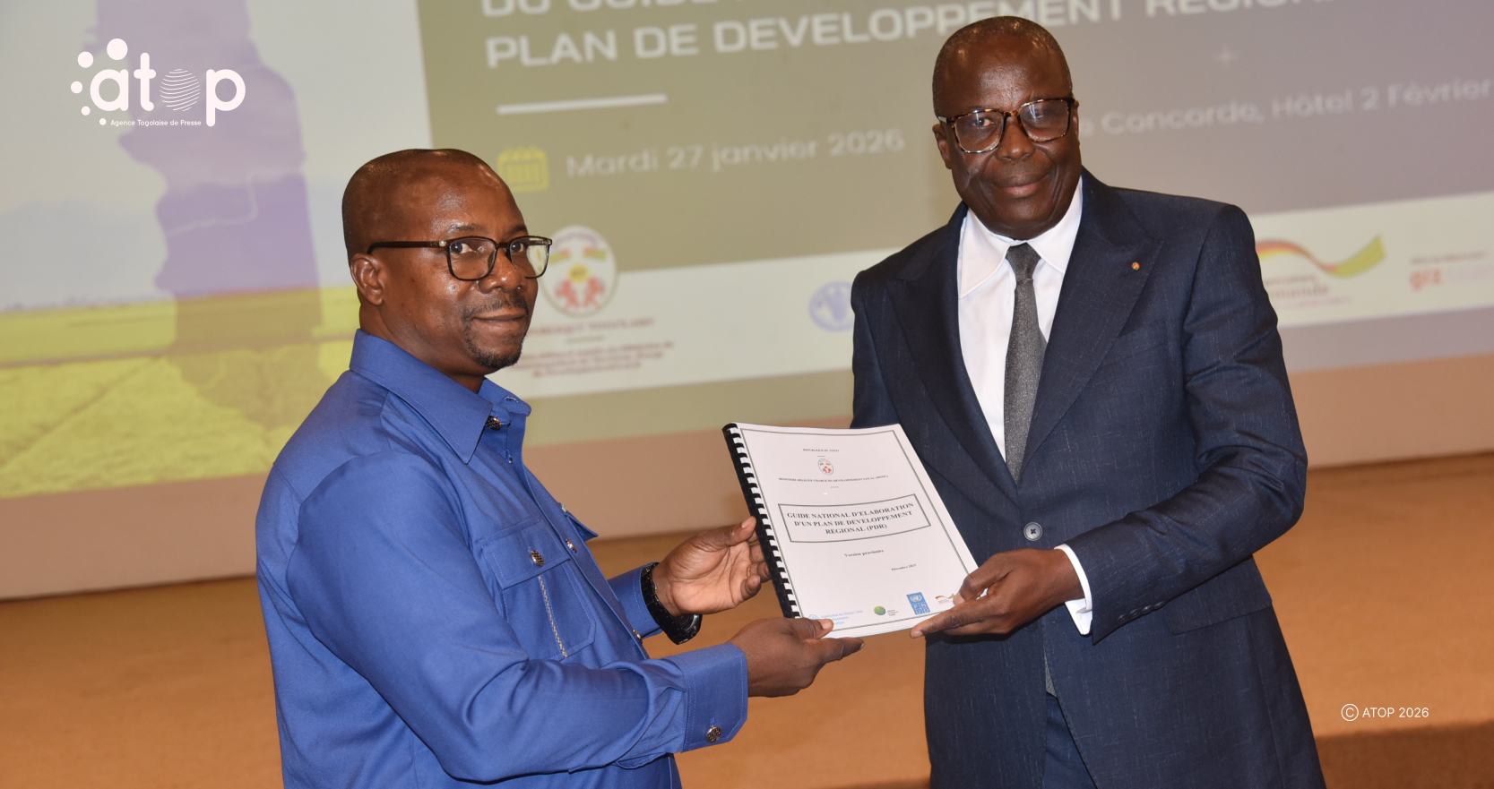 Décentralisation et planification territoriale : le guide national des plans de développement régionaux validé 1 Remise du guide a M.Koamy Gomado