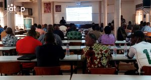 Kozah / projet d’établissement hospitalier : le CHR Kara Tomdè valide son rapport d’orientations stratégiques 2 1 Les participants suivant la presentation du ROS par lexpert commis