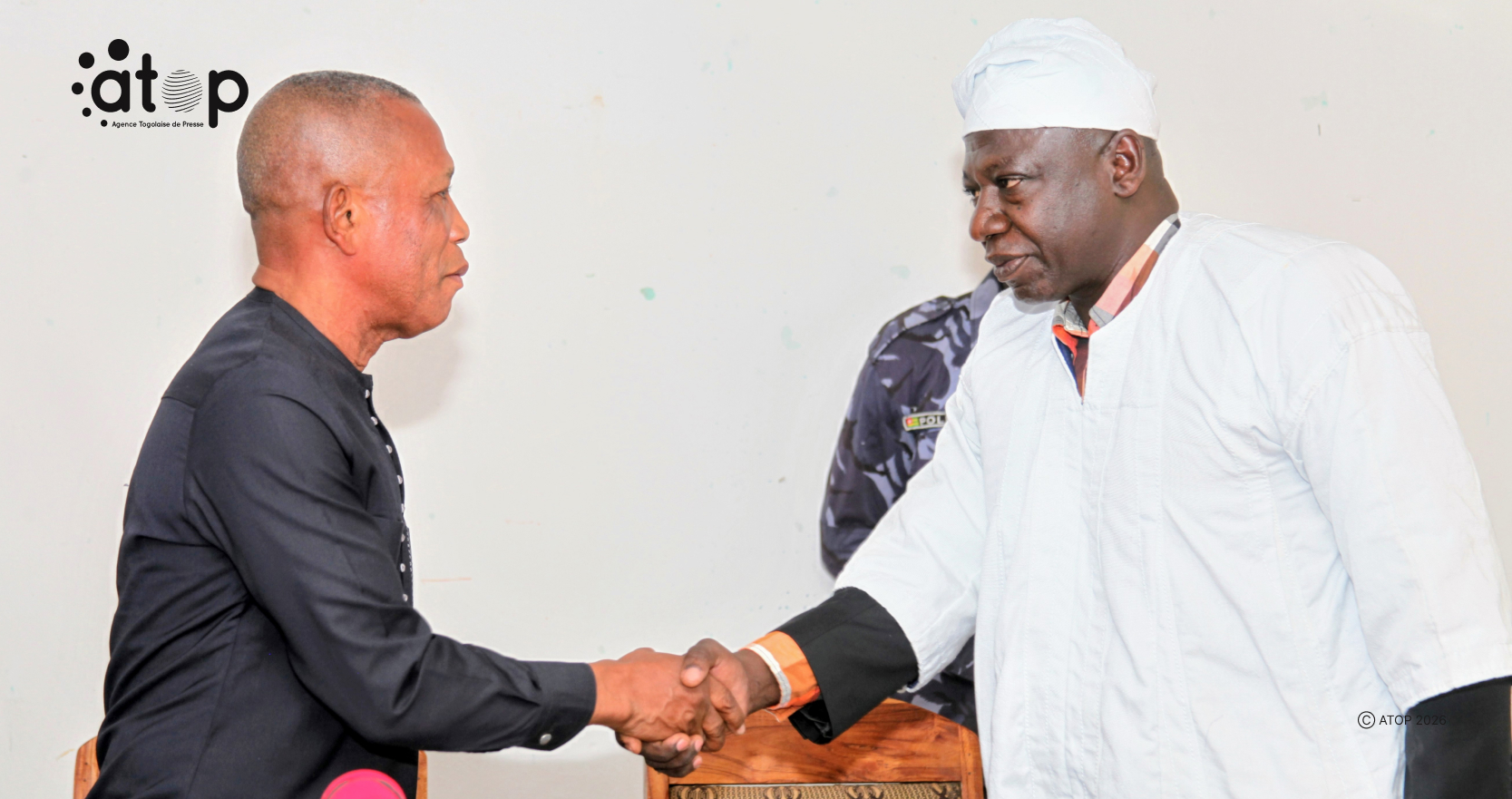 10 Le gouverneur Gal. Adjitowou gauche mettant le nouveau prefet dans ses fonctions.