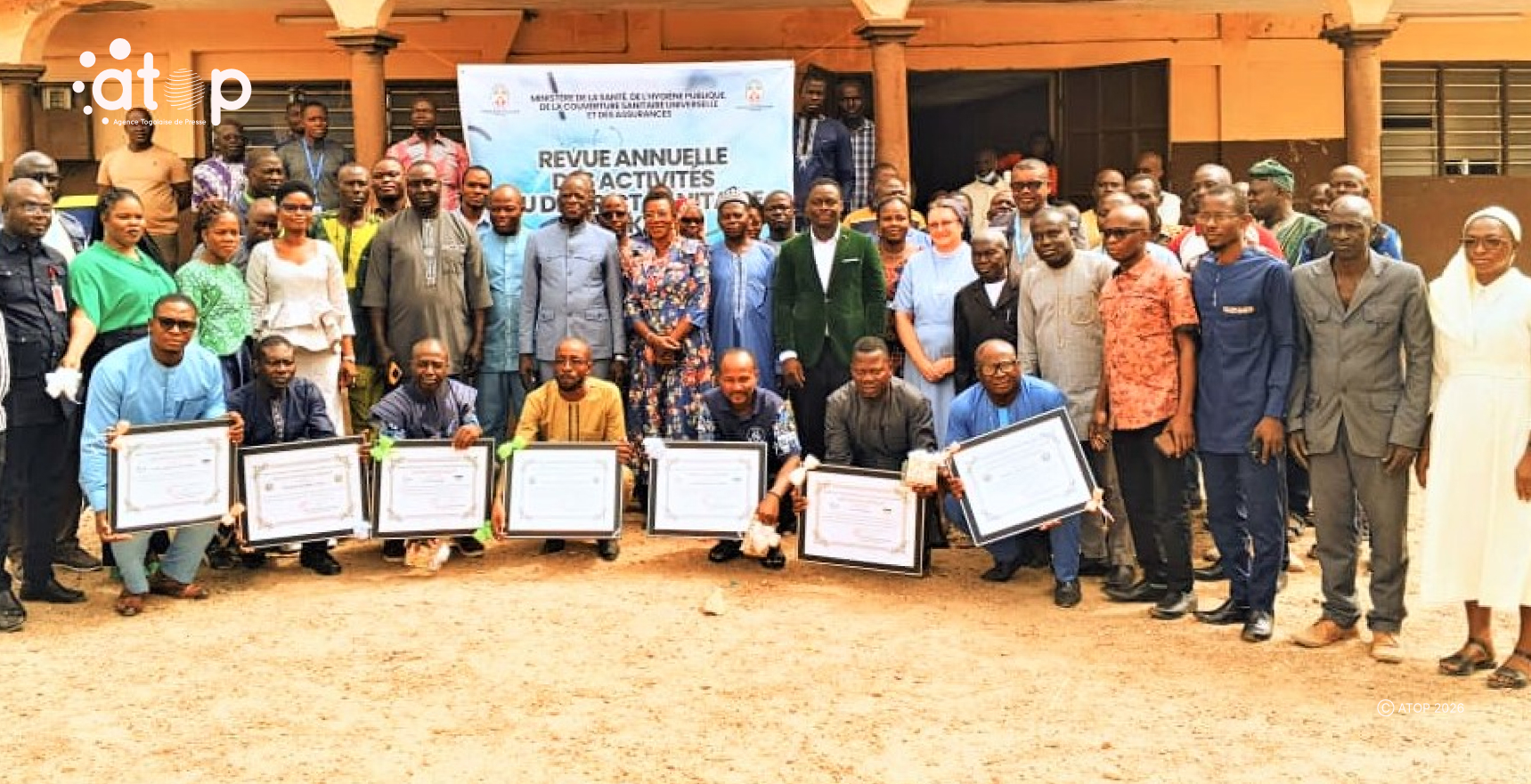District sanitaire de Kéran : des avancées significatives relevées dans des indicateurs clés entre 2024 et 2025 1 11 Officiels et recipiendaires a lissue de la ceremonie douverture de la revue