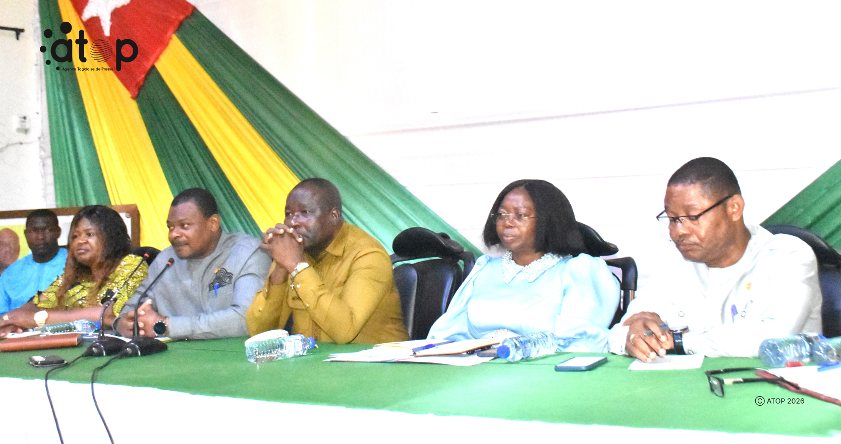 12 Le depute Tsolenyanu micro explique les activites menees au parlement