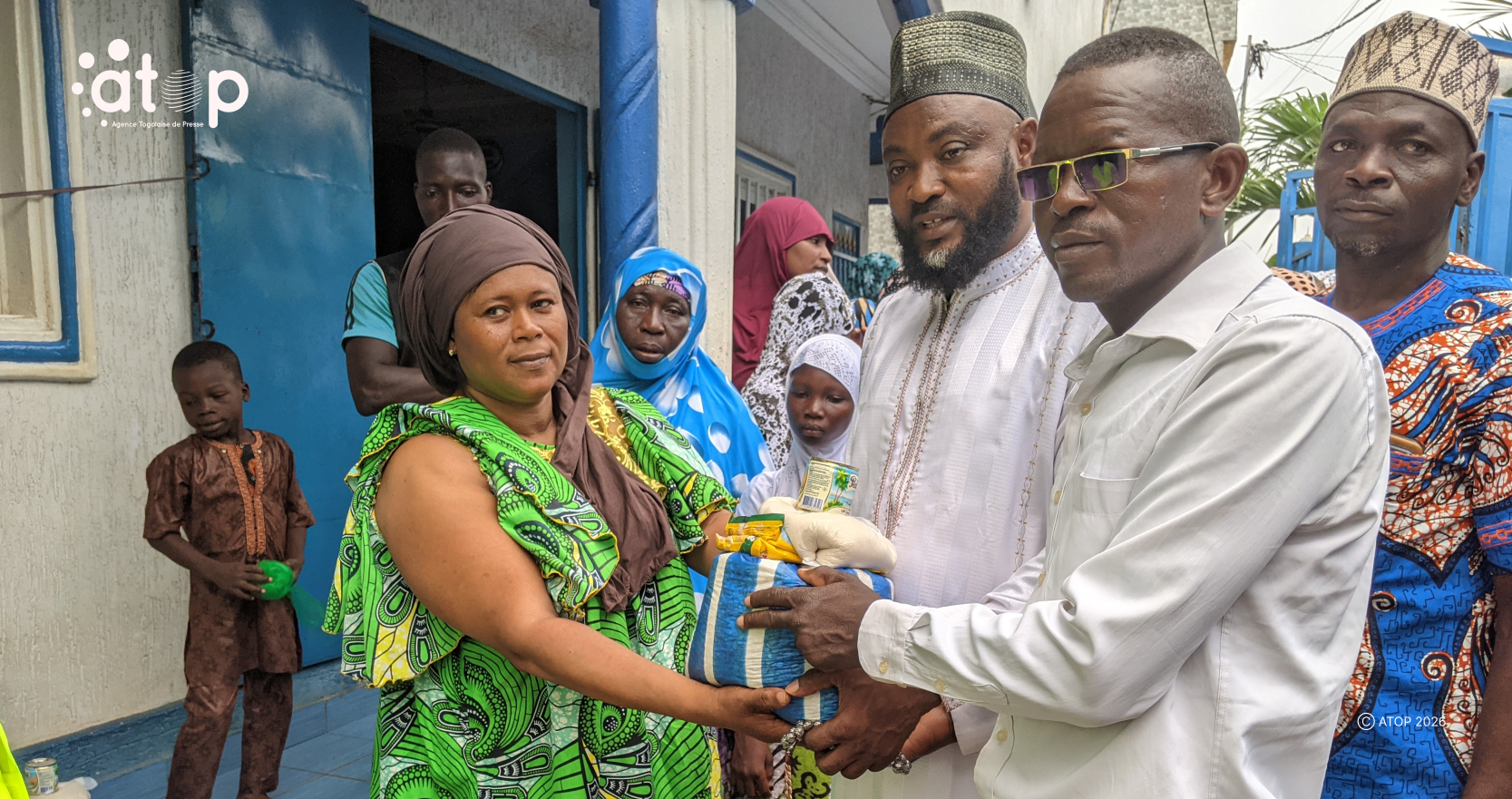 13 La remise officielle du don a limam de la mosquee en chapeau