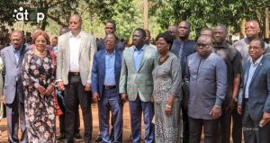 13 Les autorites ont pause a la fin de la ceremonie