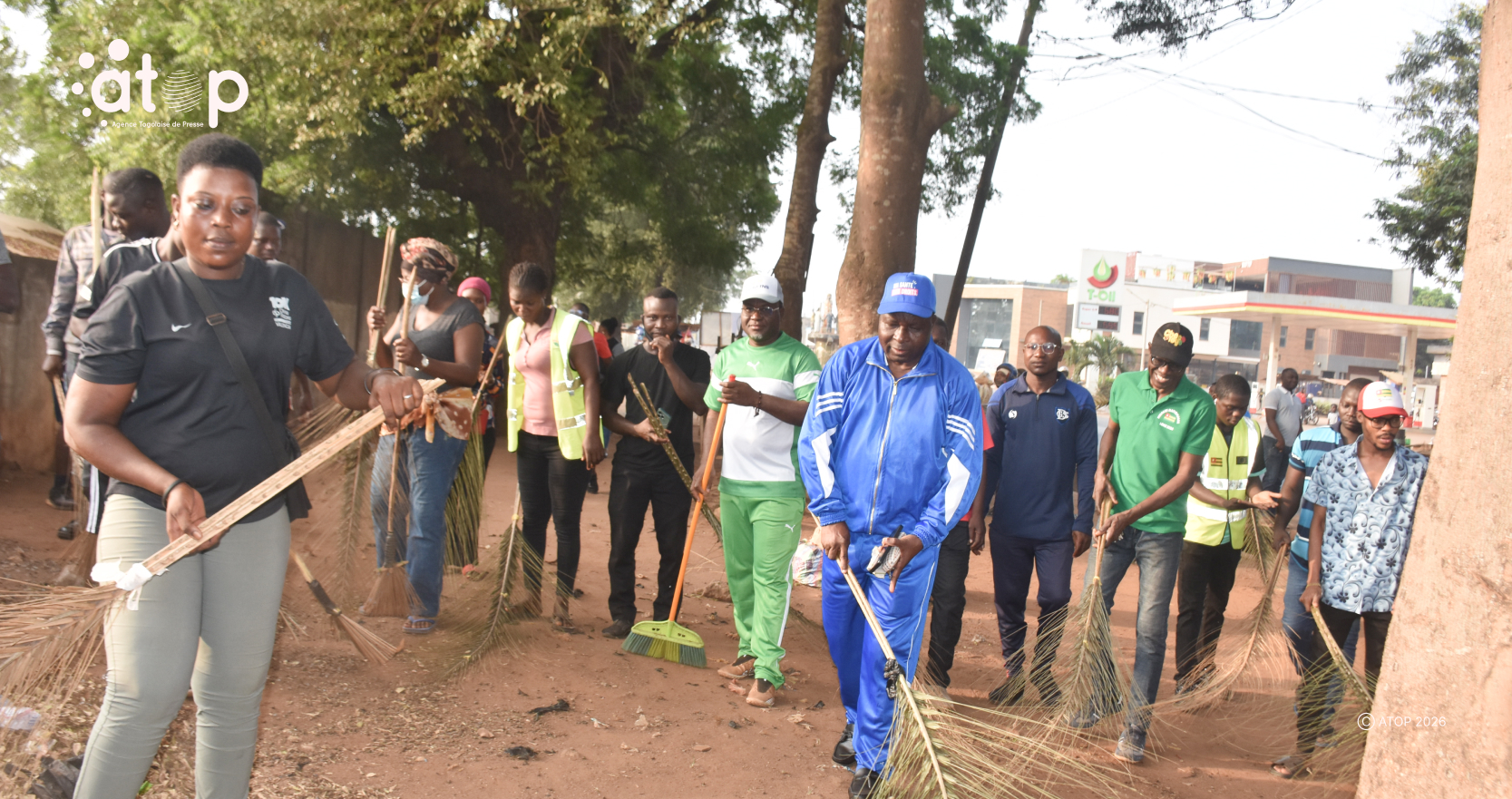 14 Le prefet Gadewa survetement bleu en pleine activite