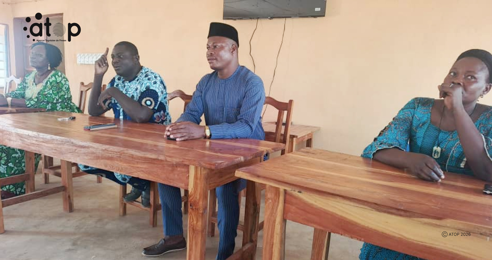 14 Lhonorable Moussa 3e de la droite sadresse aux membres du reseau
