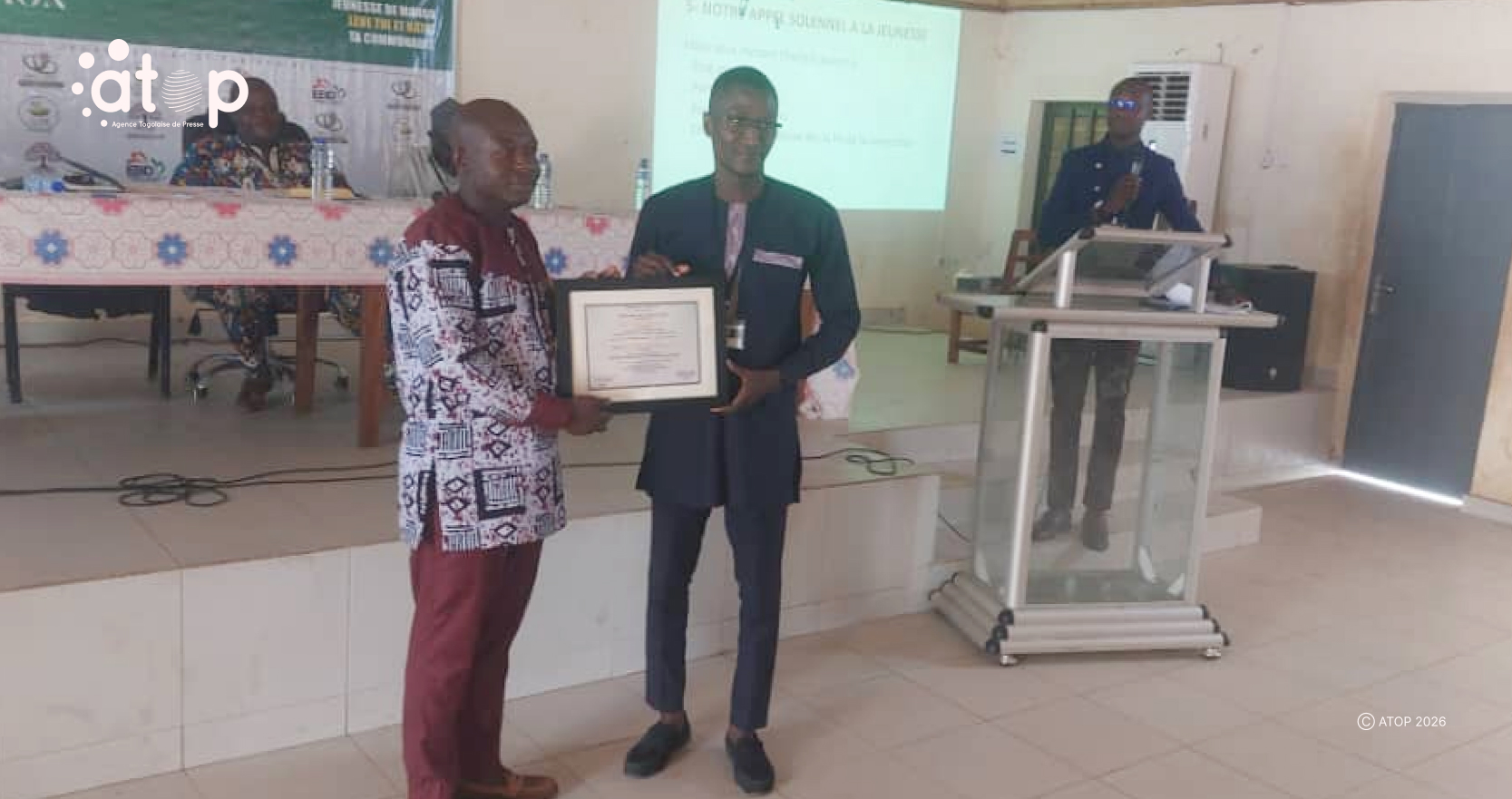 1ere édition de la convention des jeunes de l’Oti 1 : la jeunesse appelée à redorer l’image de la ville de Mango 1 18 Remise dun tableau dhonneur au maire a droite