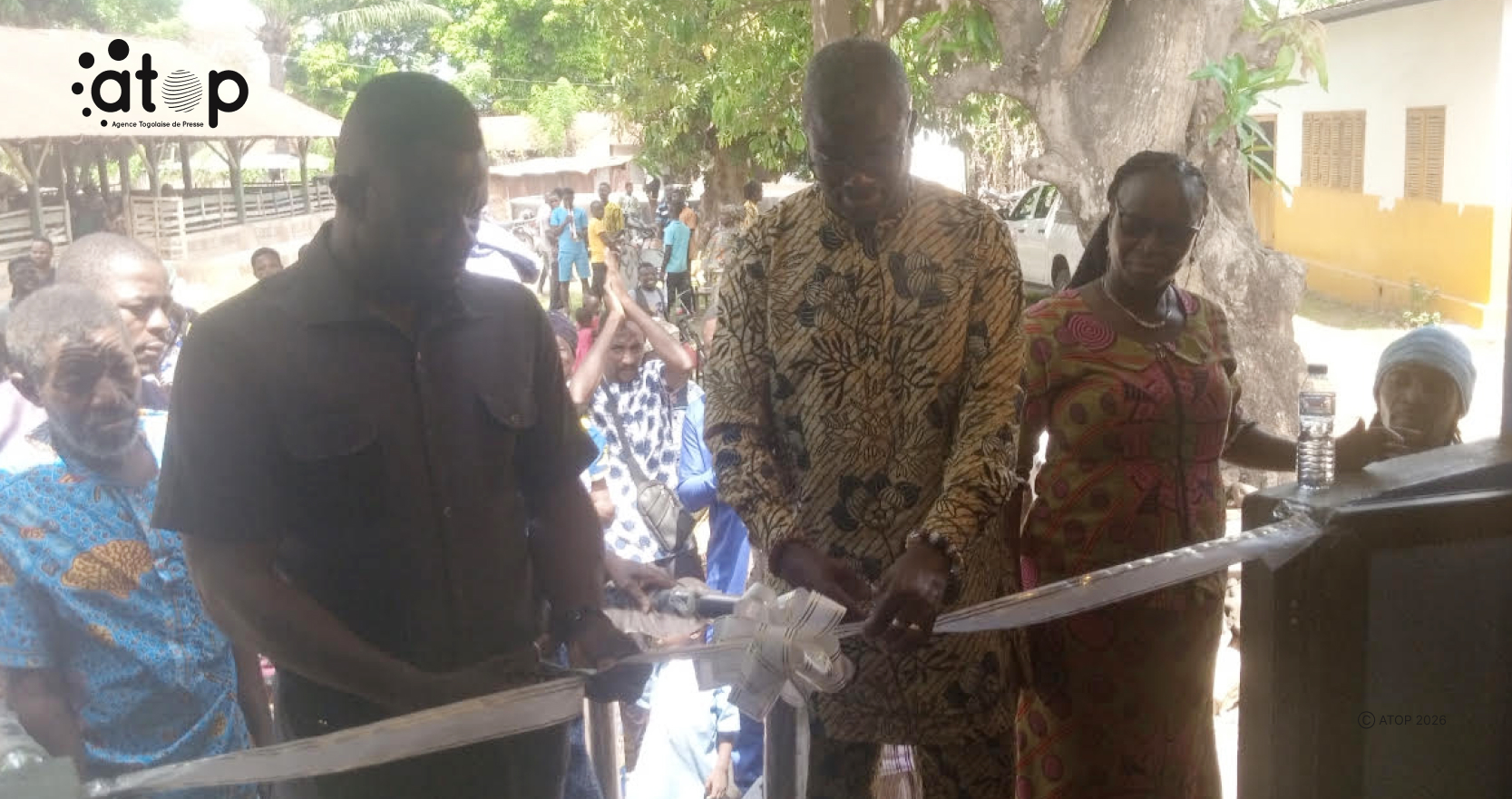 2 Ladjoint au maire de la commune Kpele 1 et le directeur du programme DAHW