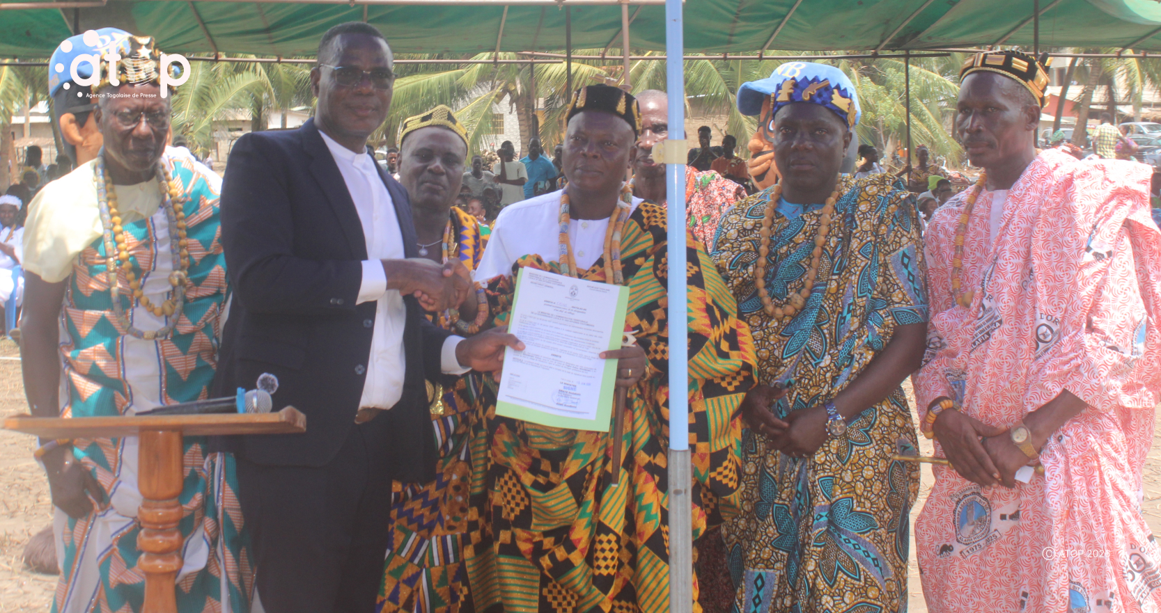 Vo/chefferie traditionnelle : Togbui Kokou Sékémawu 1er reconnu chef du village de Sévatonou 1 2 Le prefet Leguede Kokou en costume remet le document au nouveau chef Kokou Sekemawu 1er a sa droite