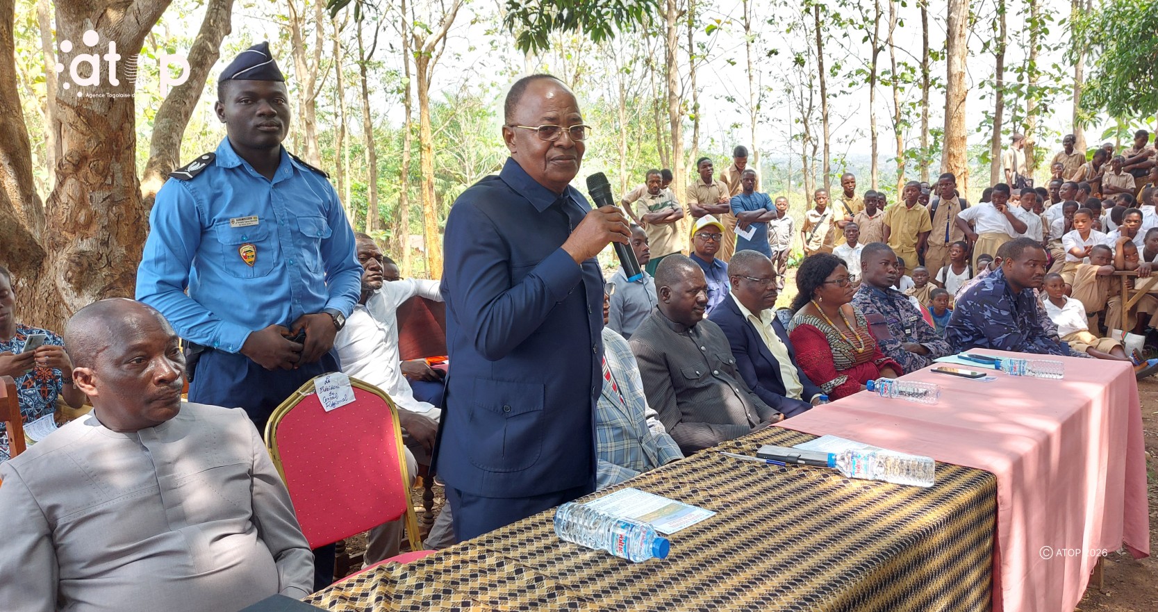 2 Le president du conseil regional Gnatcho komla Mawuena sadressant aux eleves a Kougnohou