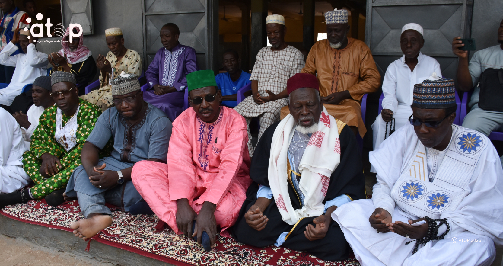 2 Limam Garba Adamou en barbe blanche priant pour le repos du general Eyadema