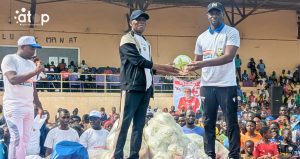 23 Le ministre Fofana 4e de la droite et les autres officiels au devantdes sportifs