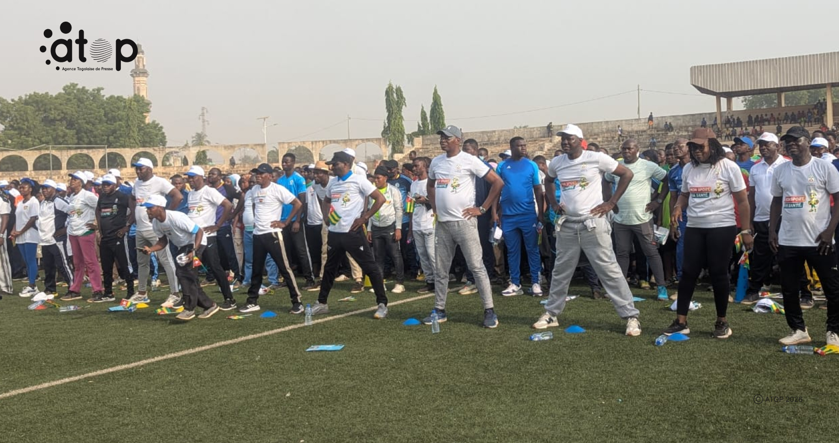 25 Le ministre Fofanaau milieu sur la ligne lors des exercices physiques et de