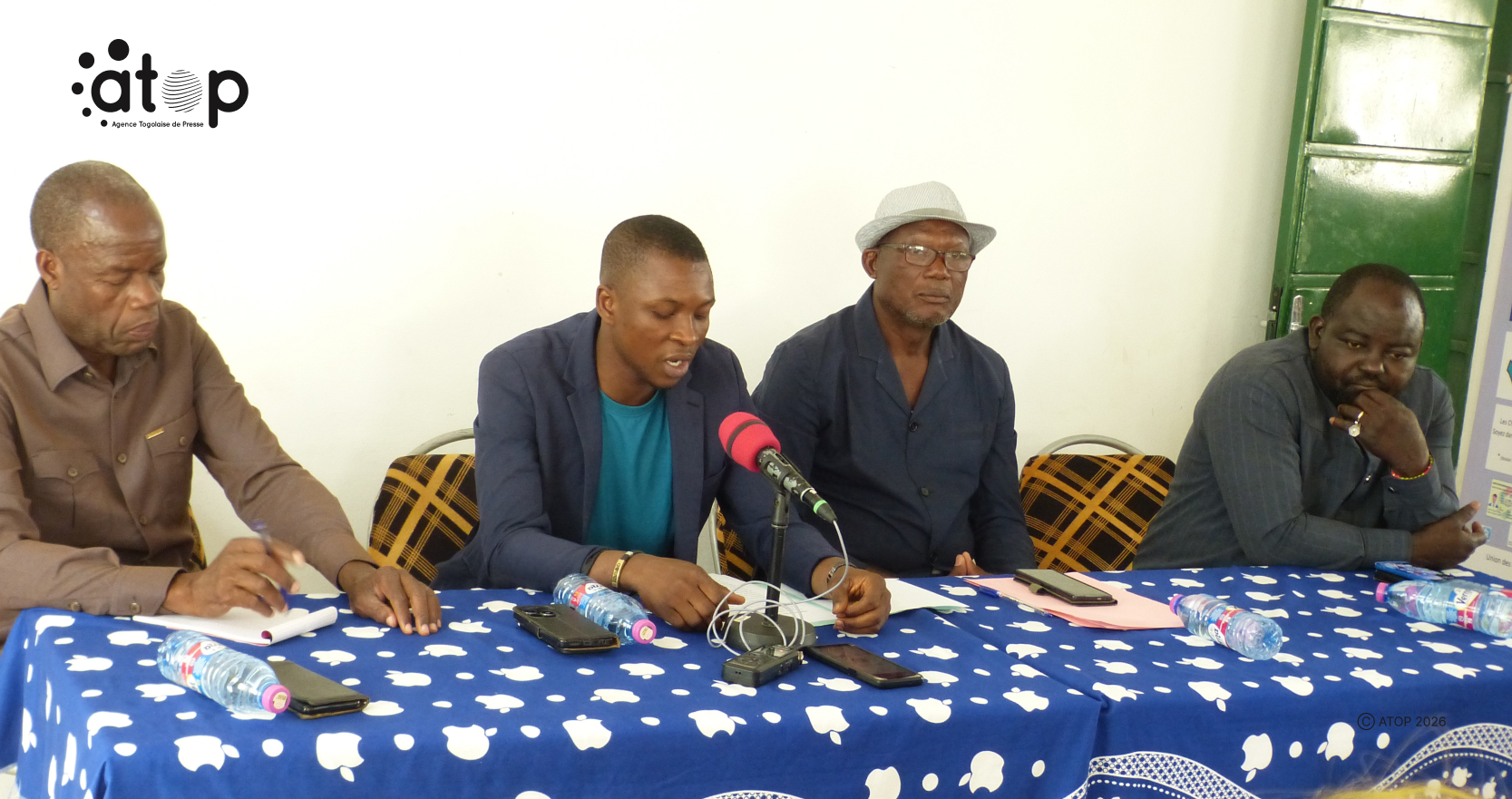 3 Discours de lancement a sa gauche le Dr regional de la CRM at sa droite M. Tchakpala