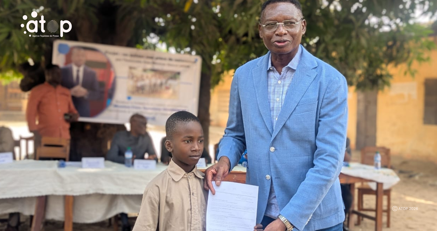 3 Le depute Adoyi remettant a un beneficiaire sa piece de naissance