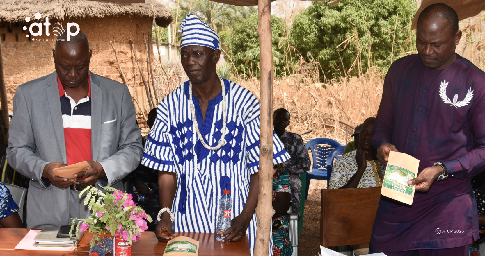 3 Les officiels admirant les produits transformes