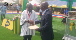 59 Le ministre Baba remet les fonds au maire