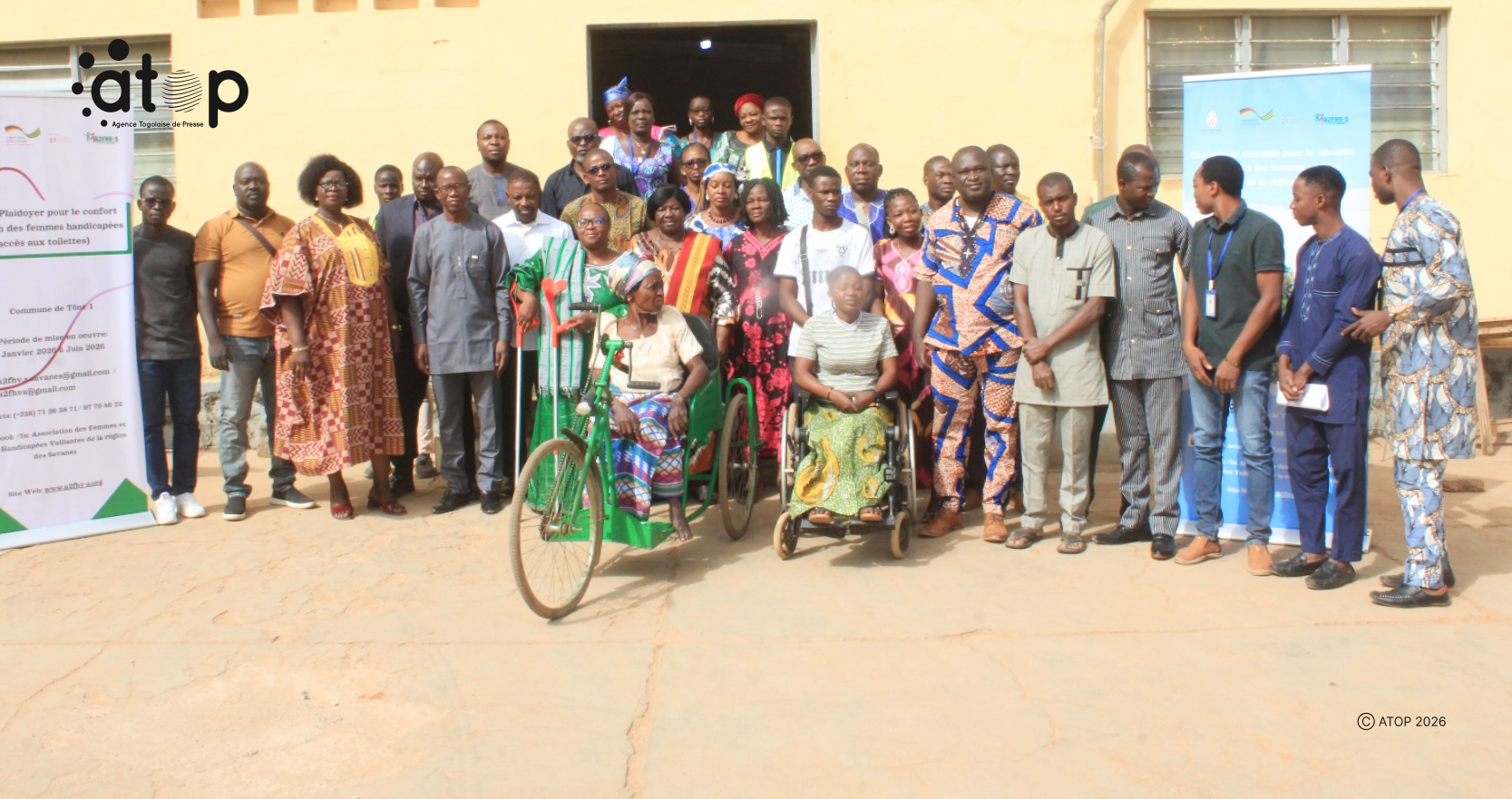 Tone/Faciliter l’accès des femmes handicapées aux toilettes : L’A2FHV-S échange avec les autorités locales et entreprises de BTP 1 6 Les autorites locales responsables dentreprises et membres de lassociation en photo de famille