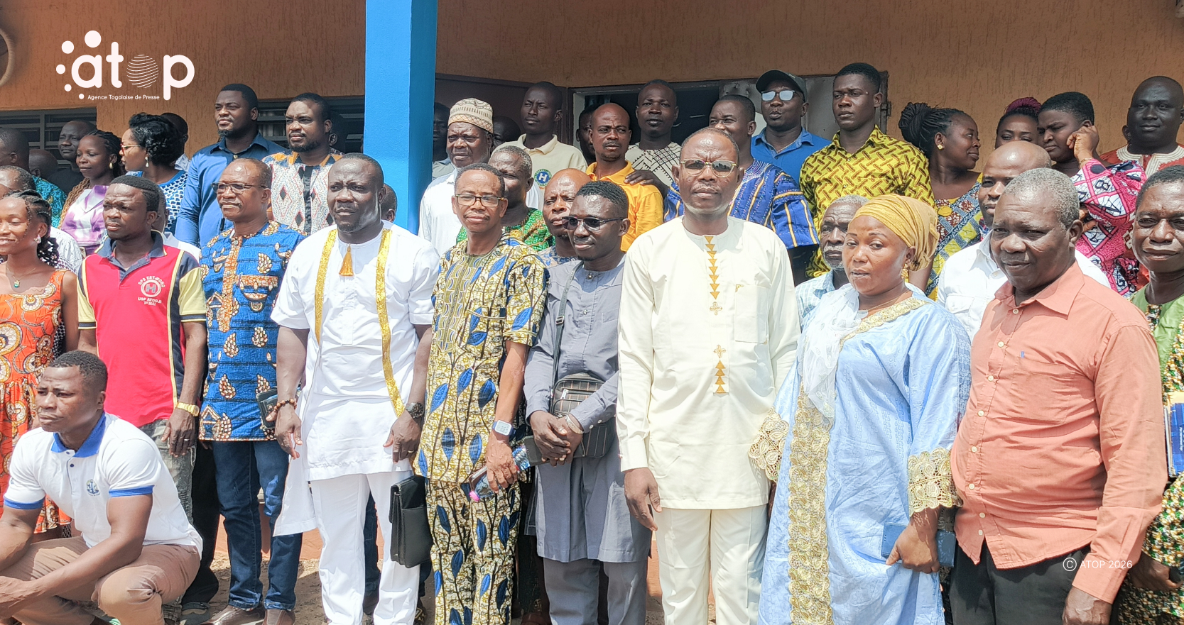7 Des participants et autorites locales a la revue a Elavagnon.