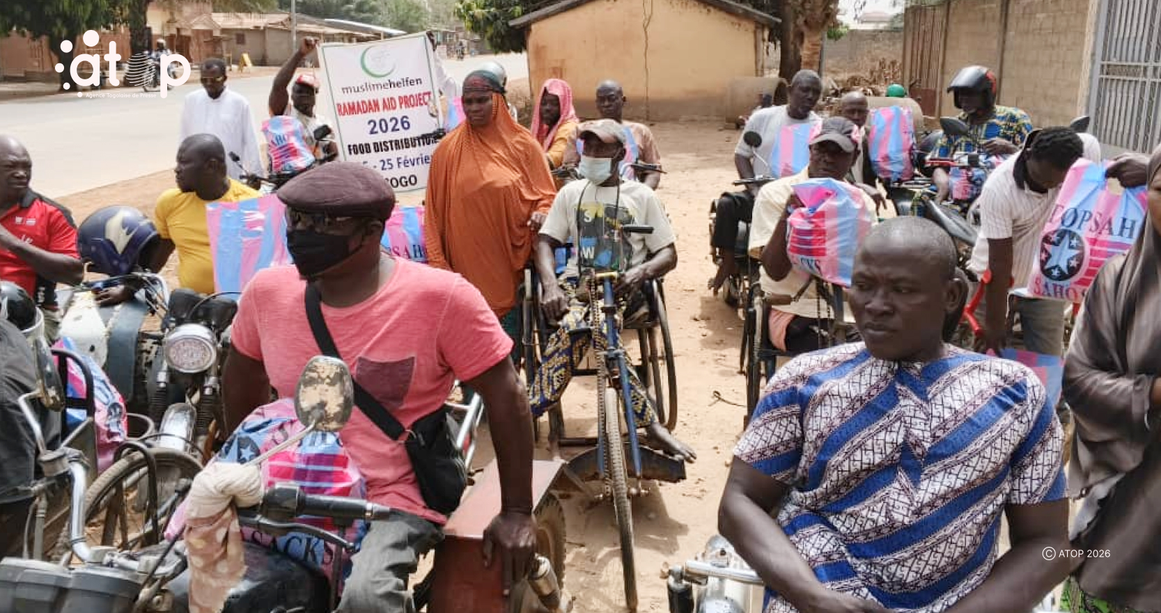 7 Dr. El Hadj Asmanou derriere en boubou blanc en photo avec les beneficiaires