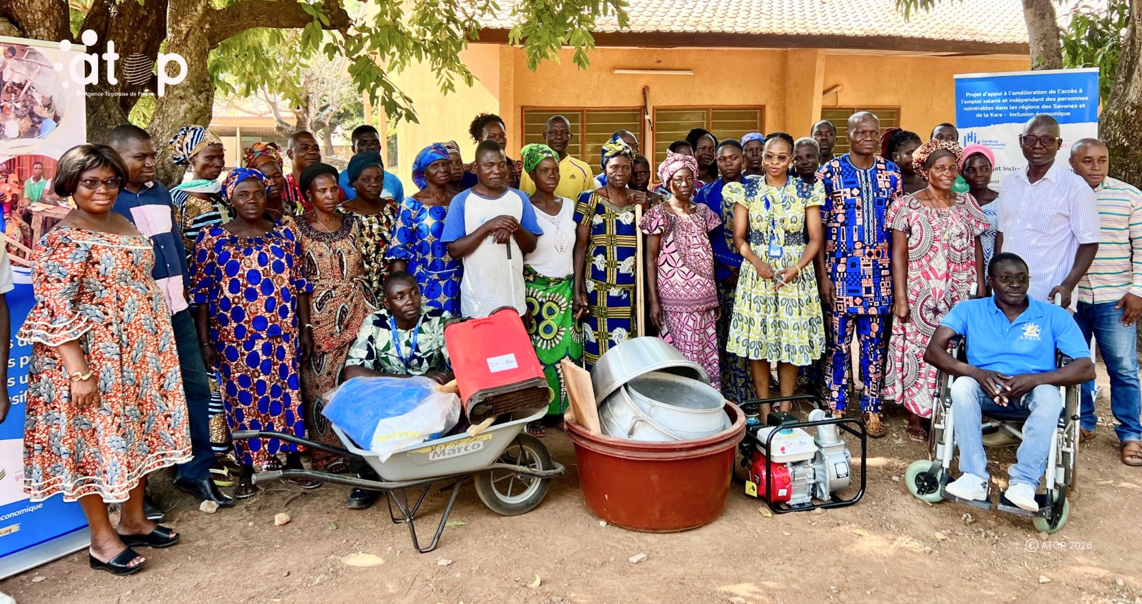 8 Donateurs et beneficiaires ont pose ensemble