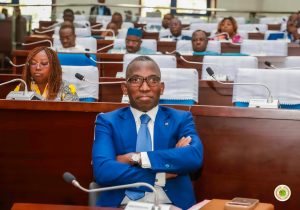 Le Ministre Bawara 1er plan attentif aux dires du Prof. Klassou site 2