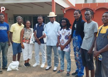 Kloto : le ministre Isaac Tchiakpé visite les artistes plasticiens en résidence à Kpalimé