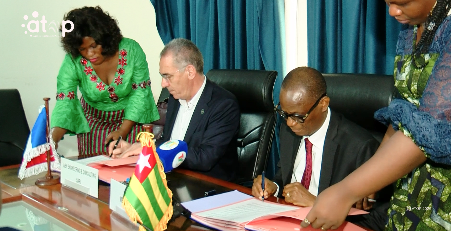 Un protocole d’accord pour la mise en œuvre du projet « maison des services » signé 1 Signature daccord entre le ministre et M. Nabil Abid 1 1