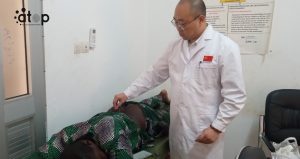 Un patient beneficiant des soins dacupuncture