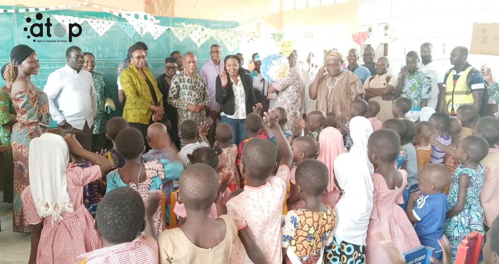 1 La delegation appreciant les enfants du jardin