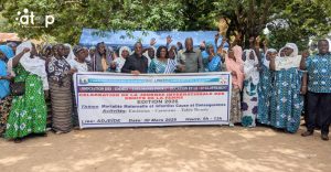 12 La ministre Sankaredja Sinandja au milieu et les autres officiels ensemble avec les femmes