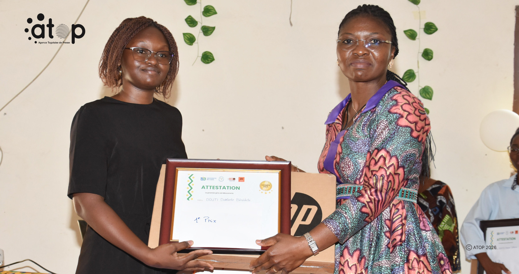 12 Mme Houzou Mouzou a droite remettant le 1er prix a Mlle Douti