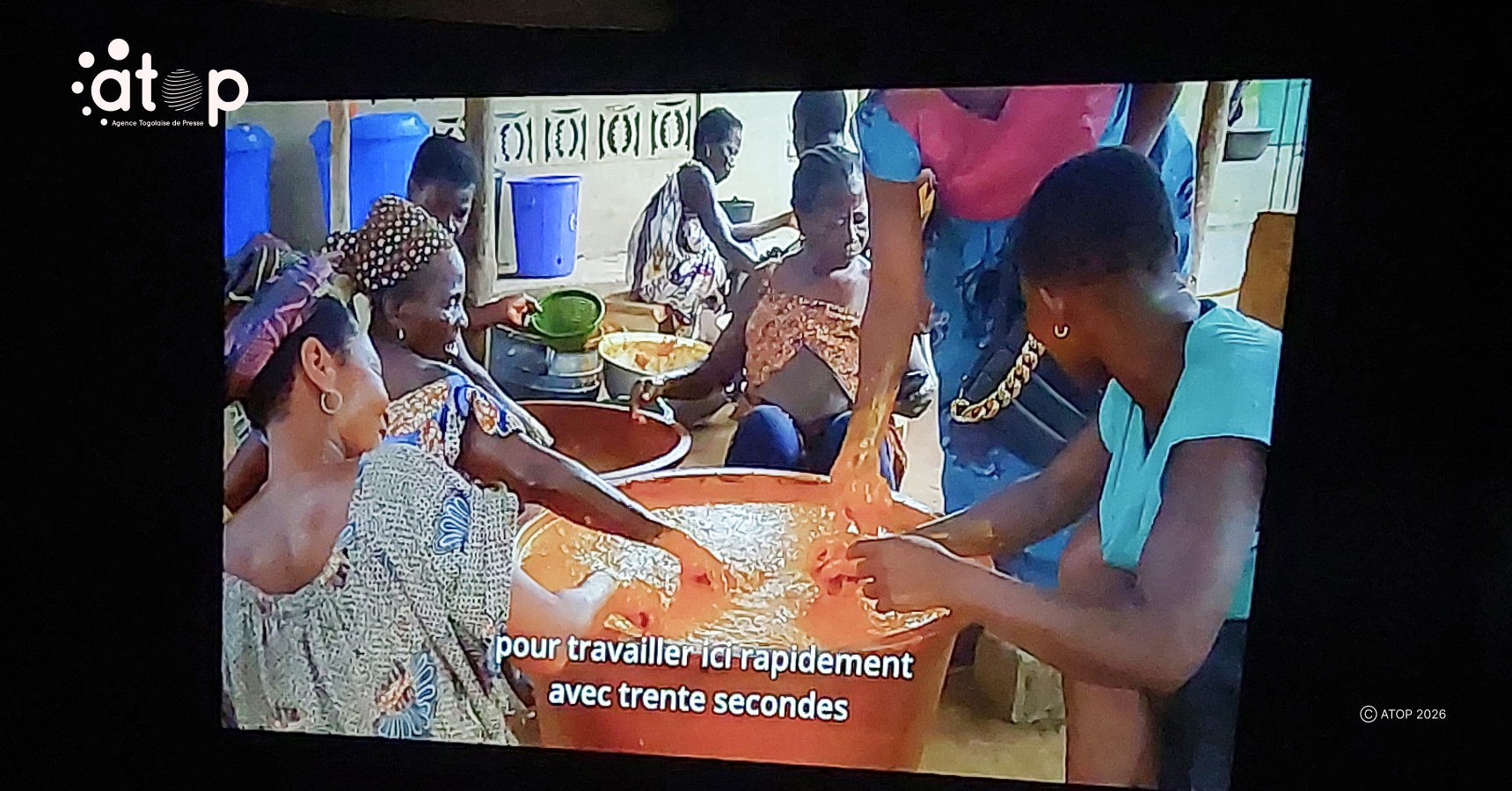 18 Les femmes fabriquent de lhuile rouge