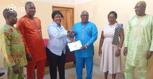 20 Dr. Cecilia Tameloukpo repettant un kit symolique au comite CCoGP