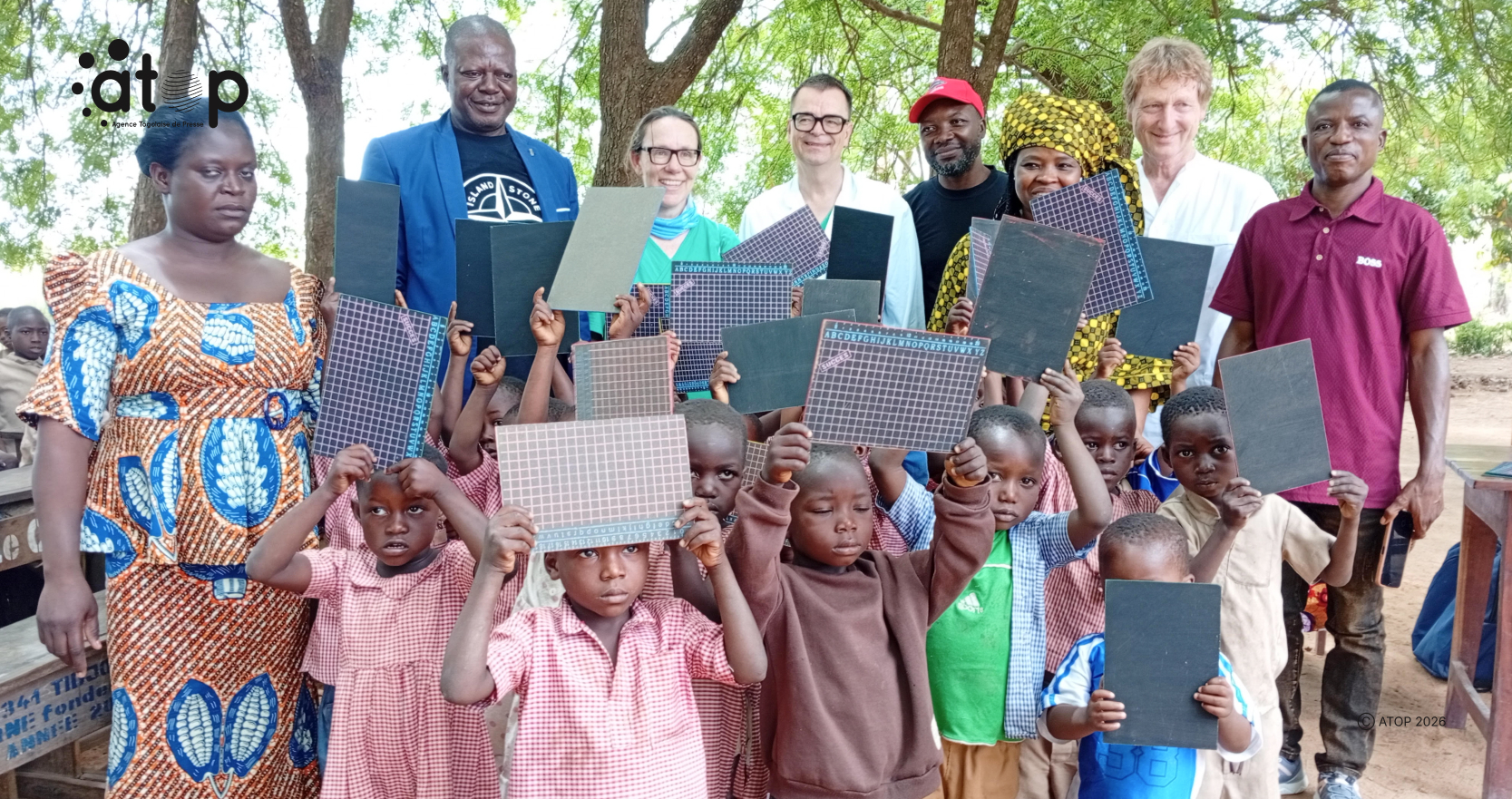 20 Les eleves recevant les articles avec enthousiaste.