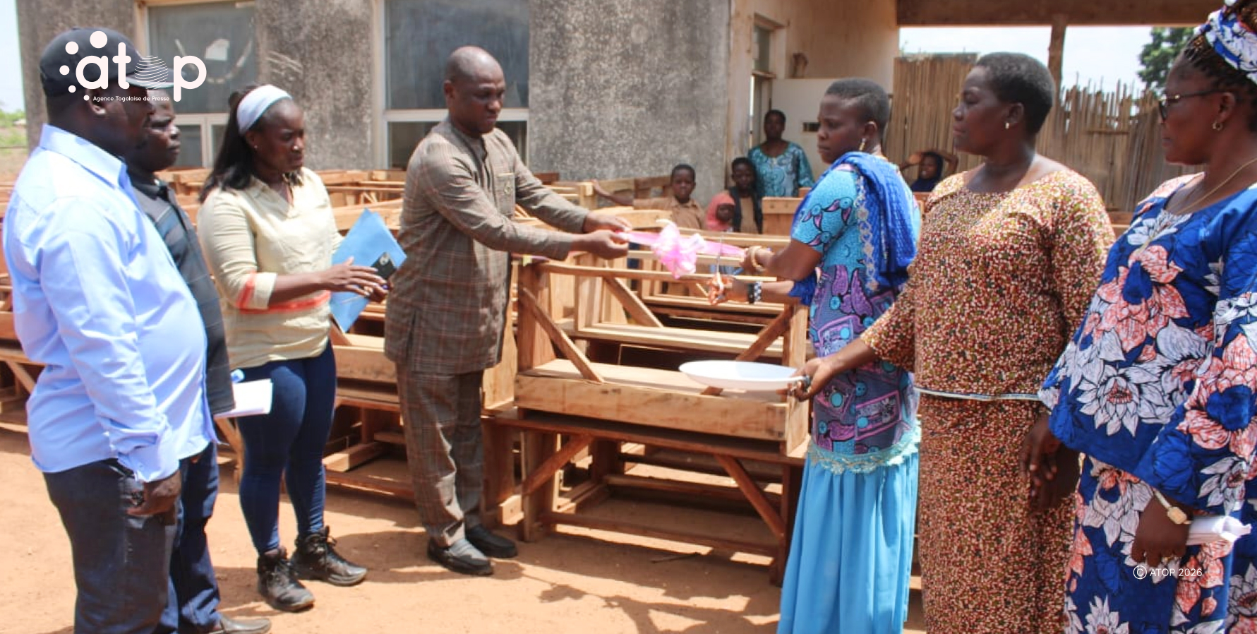 25 Coupure symbolique du ruban signe de remise officielle du don