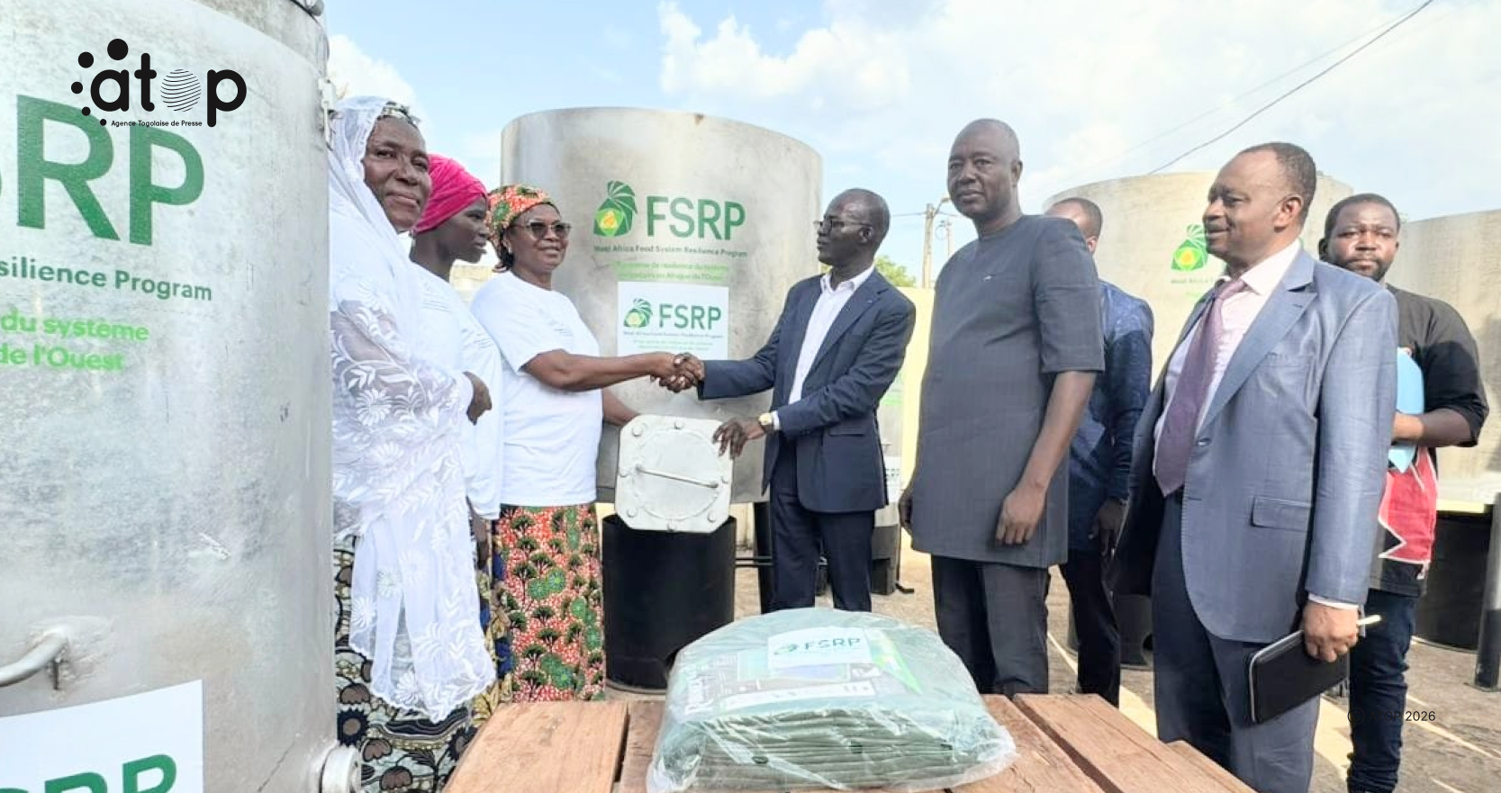 Cinq coopératives de trois régions dotées de kits modernes d’étuvage du riz à Tchamba 1 30 M. Konlani remettant symboliquement les kits.jpg