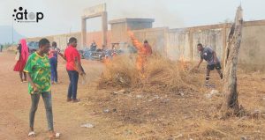 Opération 'Togo propre' : Plusieurs endroits stratégiques nettoyés dans la région de la Kara 2 39 Des eleves actifs sous lune des clotures du stade